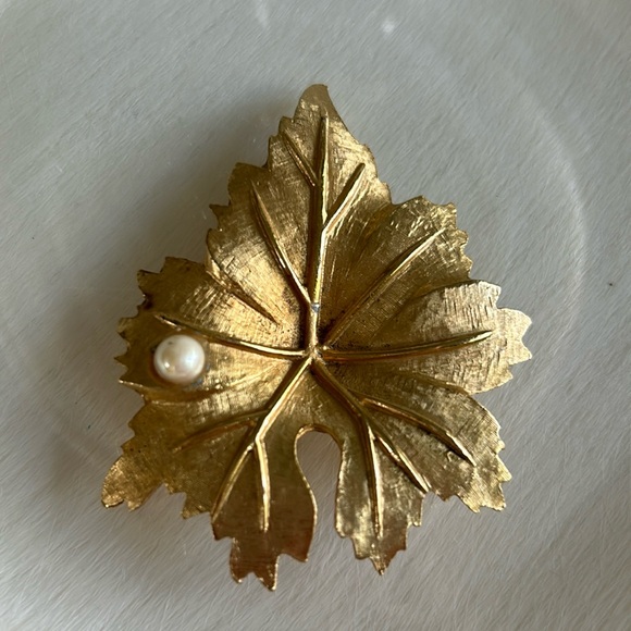 Vtg Gold and Pearl Maple Leaf Brooch and Clip On Earrings - Picture 2 of 7